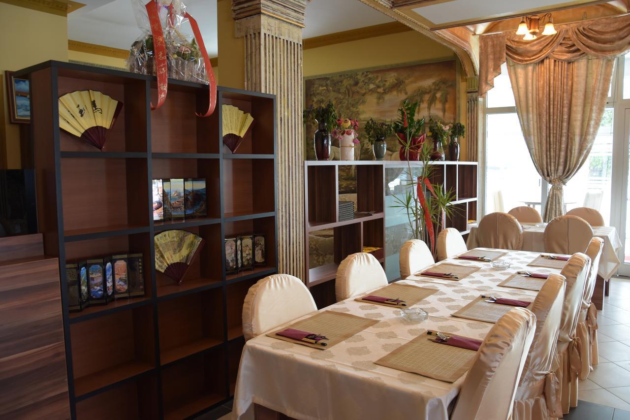 Hotel & Restaurant Great Wall - Airport Sarajevo Bagian luar foto