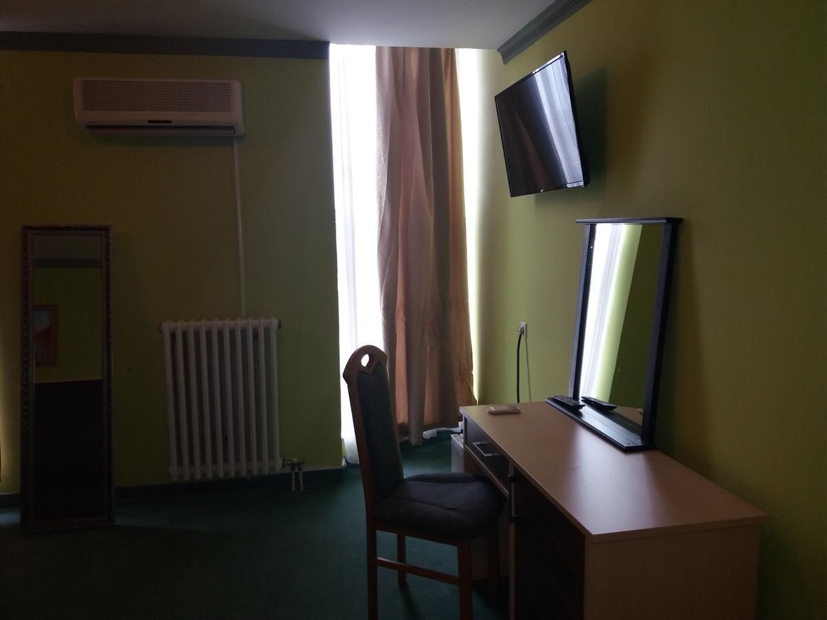 Hotel & Restaurant Great Wall - Airport Sarajevo Bagian luar foto