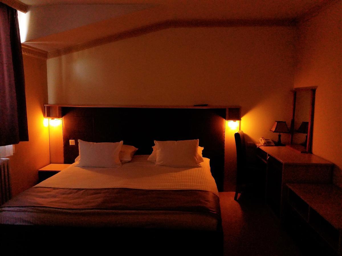 Hotel & Restaurant Great Wall - Airport Sarajevo Bagian luar foto
