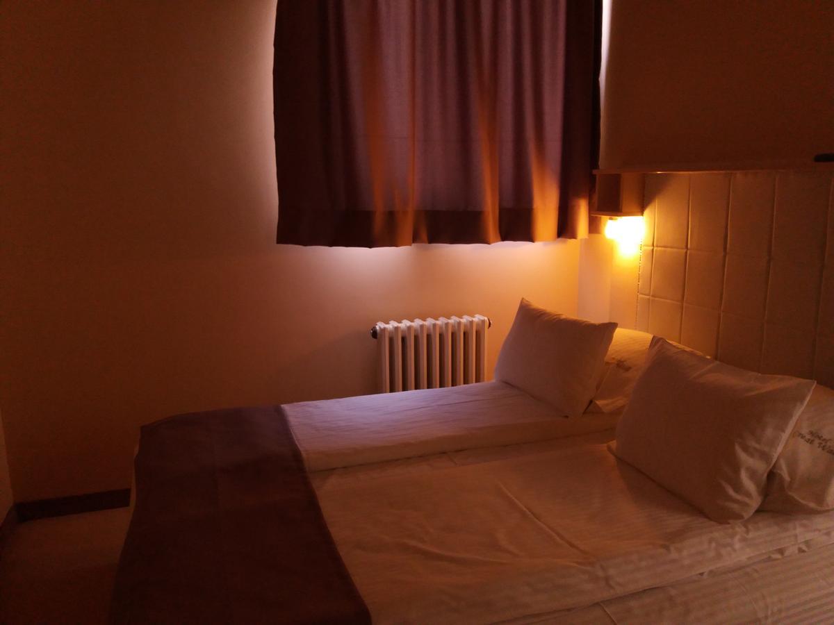Hotel & Restaurant Great Wall - Airport Sarajevo Bagian luar foto