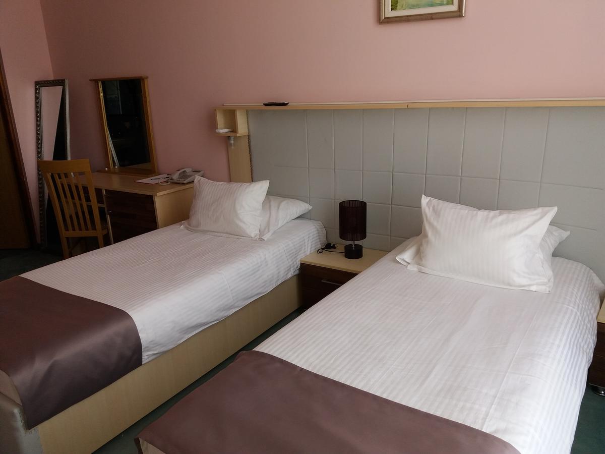 Hotel & Restaurant Great Wall - Airport Sarajevo Bagian luar foto