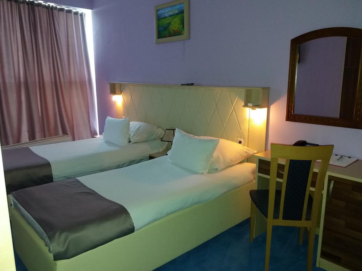 Hotel & Restaurant Great Wall - Airport Sarajevo Bagian luar foto