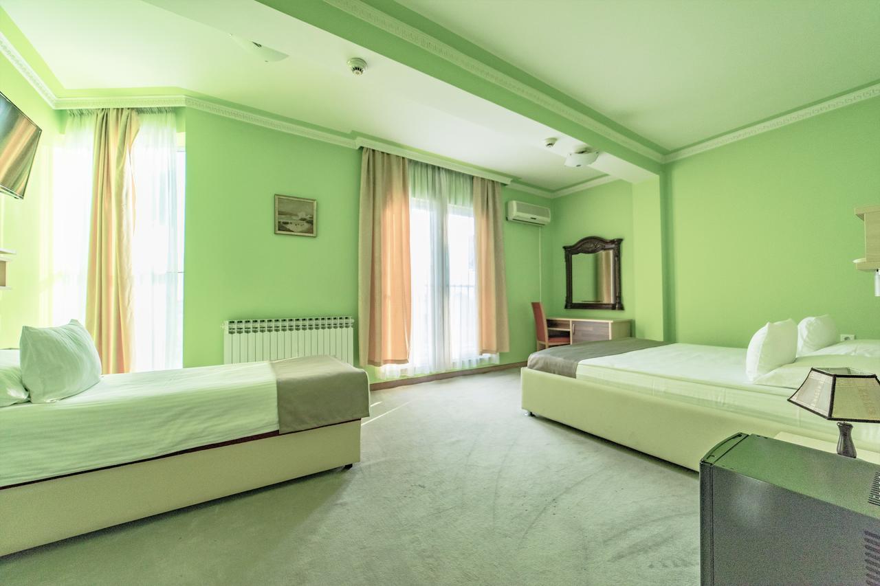 Hotel & Restaurant Great Wall - Airport Sarajevo Bagian luar foto