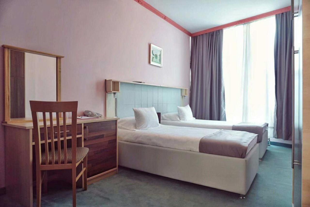 Hotel & Restaurant Great Wall - Airport Sarajevo Bagian luar foto